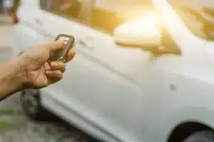 Maintenir le bouton de sa clé de voiture enfoncé : à quoi ça sert et comment on fait pour l'activer ?