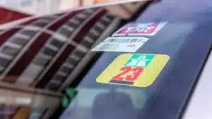 Mauvaise nouvelle pour les automobilistes : cette vignette sera obligatoire sur toutes les voitures d'ici quelques semaines, et le prix peut atteindre 125€