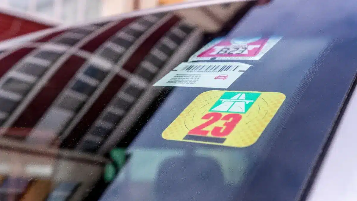 Mauvaise nouvelle pour les automobilistes : cette vignette sera obligatoire sur toutes les voitures d'ici quelques semaines, et le prix peut atteindre 125€