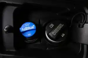 Mauvaise nouvelle pour les automobilistes diesel : l'AdBlue devient si demandé que certaines enseignes limitent déjà les quantités par client