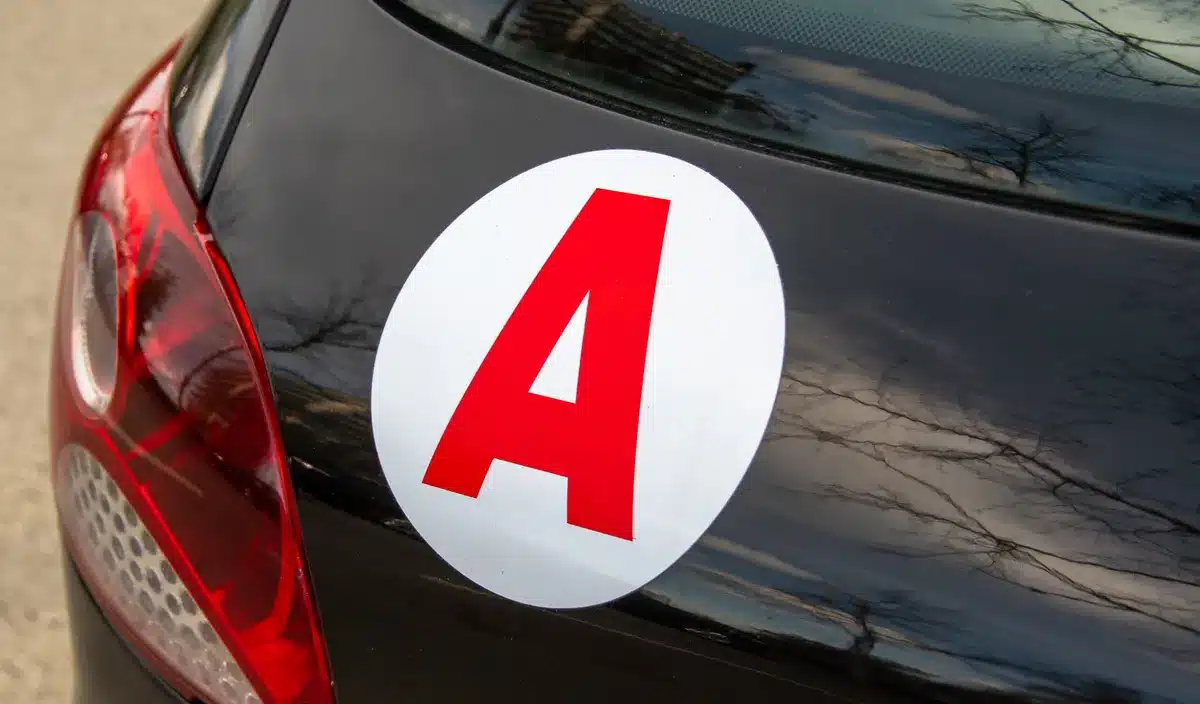 Mauvaise nouvelle pour les jeunes conducteurs : depuis mi-juillet, les voitures puissantes leur sont interdites, mais personne ne sait encore combien de chevaux sont autorisés