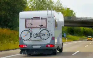 Mauvaise nouvelle pour les propriétaires de camping-cars : une taxe pouvant atteindre 700€ par an se prépare, et personne ne l'avait vue venir