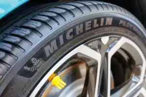Michelin dévoile un pneu sans air et indestructible, mais aucun garagiste ne peut encore le monter sur votre voiture : voici pourquoi
