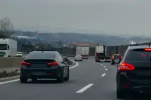 Pourquoi beaucoup d'automobilistes pensent avoir le droit d'accélérer pour doubler : le Code de la route est pourtant sans ambiguïté