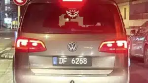 Pourquoi certaines voitures roulent avec des plaques noires marquées "DF" : les gendarmes eux-mêmes ne les contrôlent pas comme les autres