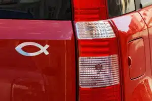 Pourquoi certains automobilistes collent un poisson sur leur coffre : la vraie signification surprend même les historiens