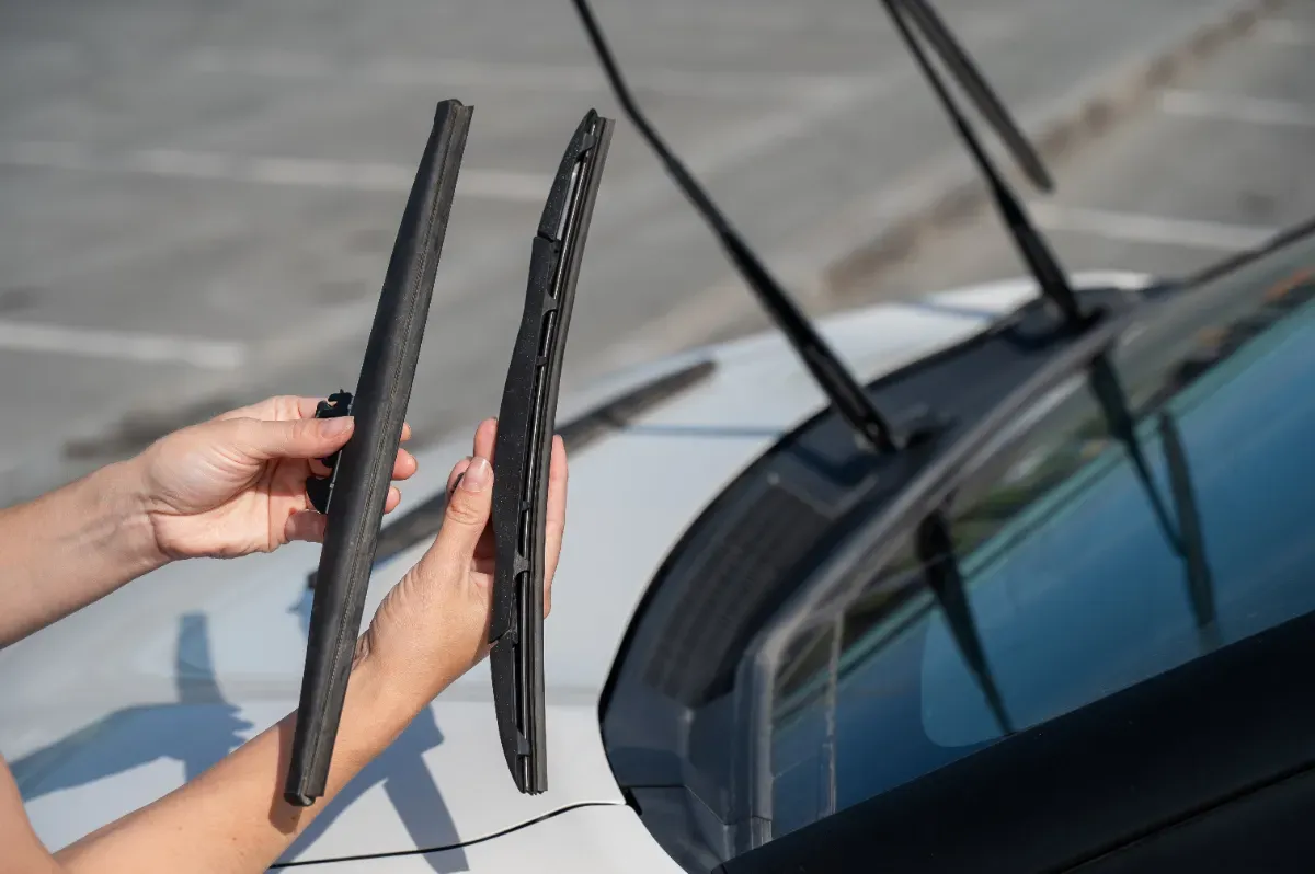 Pourquoi certains voleurs relèvent les essuie-glaces sur les parkings : un expert explique le piège que personne ne voit venir