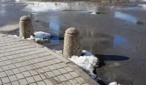 Pourquoi les villes installent des boules de ciment sur vos trottoirs : la vraie raison n'a rien à voir avec la décoration