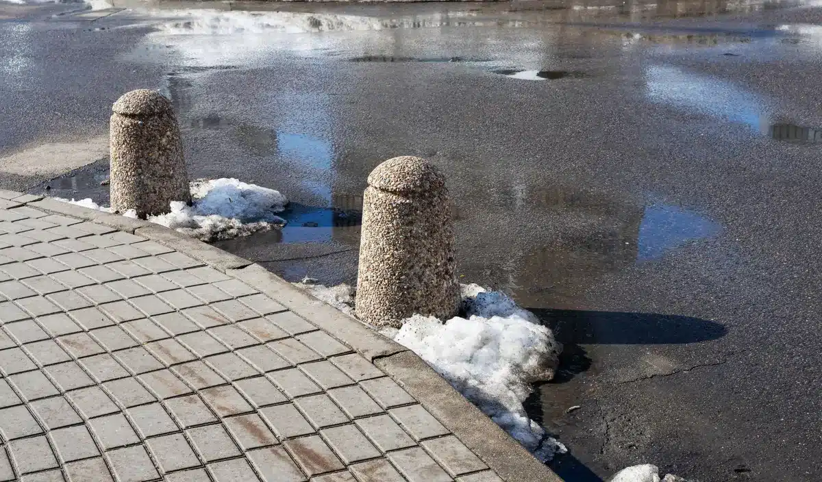 Pourquoi les villes installent des boules de ciment sur vos trottoirs : la vraie raison n'a rien à voir avec la décoration