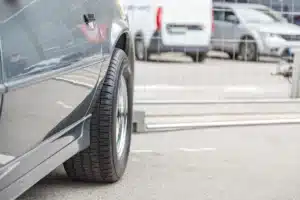 Si vous trouvez une bouteille en plastique coincée dans votre roue sur un parking, ne la retirez pas tout de suite : les gendarmes expliquent pourquoi