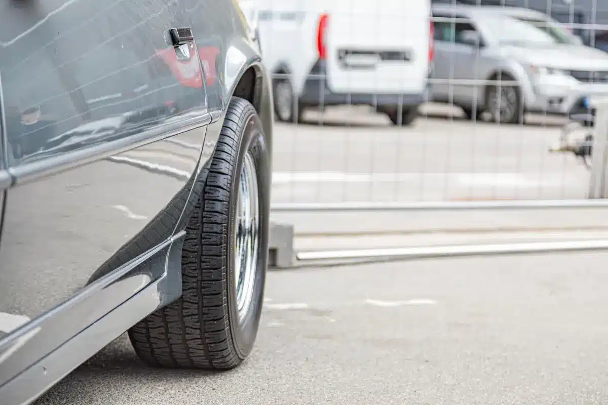 Si vous trouvez une bouteille en plastique coincée dans votre roue sur un parking, ne la retirez pas tout de suite : les gendarmes expliquent pourquoi