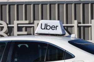 Uber parie 10 milliards sur des taxis sans chauffeur, les marchés sanctionnent immédiatement : l'action perd 4,8 % en quelques heures