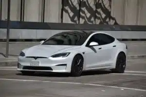 Un conducteur Tesla reçoit une amende pour excès de vitesse alors que le pilote automatique roulait à sa place