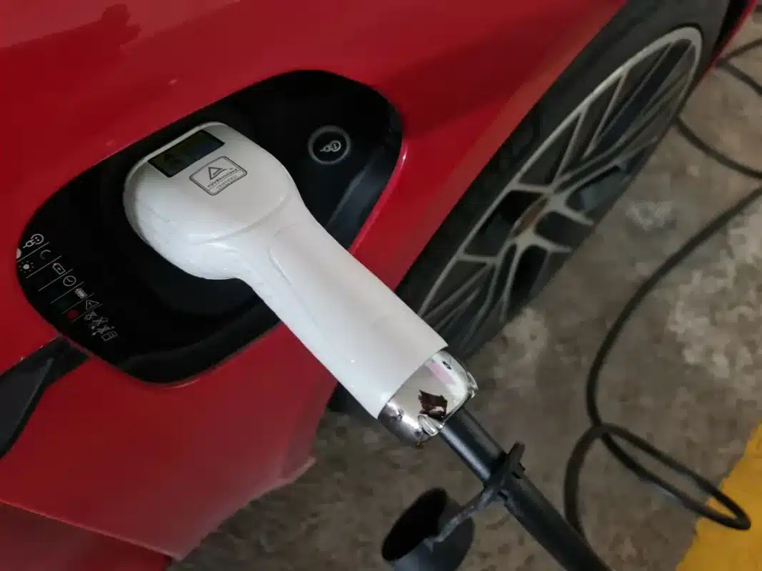 Une prime de plus de 300 euros annoncée par le gouvernement : comment profiter de l'aide pour acheter une voiture électrique d'occasion