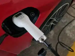 Une prime de plus de 300 euros annoncée par le gouvernement : comment profiter de l'aide pour acheter une voiture électrique d'occasion