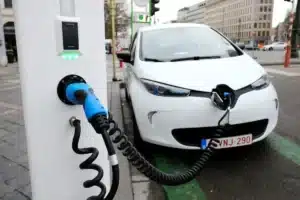 Voiture électrique : 9 personnes sur 10 font la même erreur au moment du branchement du chargeur
