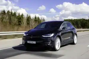 Voiture électrique ou thermique : laquelle tient le plus longtemps en plein bouchon avec la clim allumée