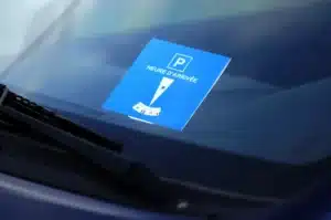 Zone bleue : le disque bleu est-il obligatoire ou puis-je utiliser un bout de papier ? Voici ce que dit la loi