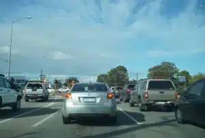 Accrocher un tissu blanc à la fenêtre d'une voiture en marche : que signifie ce geste et à quoi cela sert-il