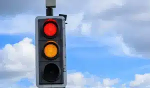 Ce feu tricolore modifie sa règle dès le 1er octobre, l'ignorer vous coûtera 200 euros