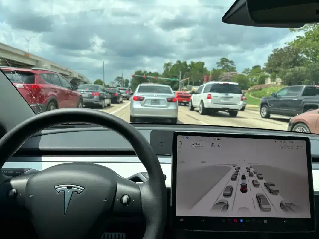 « C'est absolument terrifiant » : deux Tesla sans conducteur vont rouler sur les routes françaises, et les automobilistes ne sont pas prêts