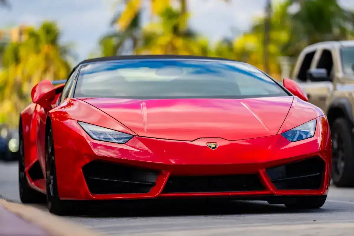 Cinq Lamborghini saisies sur l'autoroute : ils roulaient à 27 km/h et pensaient faire le buzz, la police a mis fin au cortège