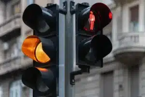 Feux orange : quelle est cette nouvelle règle du 1er octobre qui surprend les automobilistes
