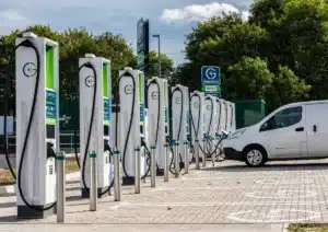 Grands départs en voiture électrique : un automobiliste a chronométré 20 minutes d'attente à une borne, et ce n'était même pas le pire jour