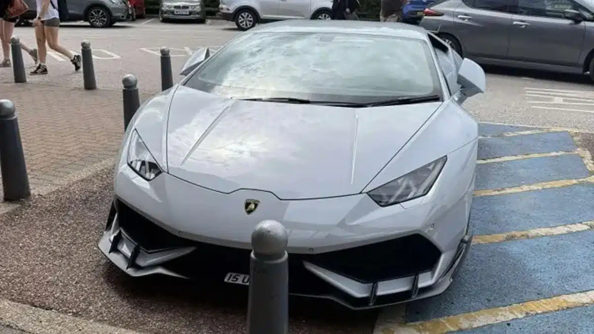 « Je me gare où je veux » : un propriétaire de Lamborghini répond aux critiques avec une photo qui déclenche un vif débat