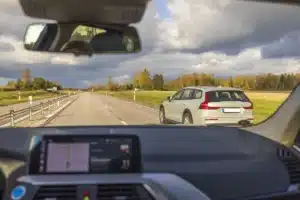 Mauvaise nouvelle pour les automobilistes : cette vignette devient obligatoire dans quelques semaines et beaucoup ne le savent pas encore