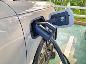 Mauvaise nouvelle pour les automobilistes : dès le 1er septembre 2026, le téléphone au volant et les primes électriques changent de règles, certains vont payer cher