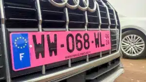 Pourquoi certains automobilistes roulent avec une plaque d'immatriculation rose en France