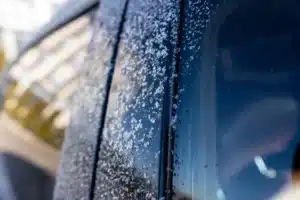 Pourquoi de plus en plus d'automobilistes pulvérisent du vinaigre sur leur pare-brise : les experts confirment que c'est efficace