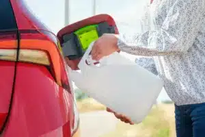 « Quand je conduis, ça sent les nems » : confrontée à la hausse des prix du carburant, de plus en plus utilisent de l’huile alimentaire dans leur voiture