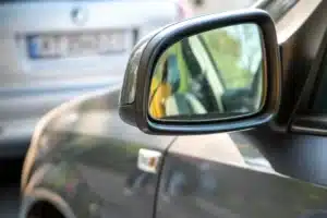 Que veut dire découvrir une pièce sur le pare-brise de la voiture et pourquoi il est crucial de savoir comment agir