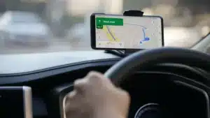 Téléphone fixé sur un support au volant : pourquoi beaucoup de conducteurs pensent être en règle alors que la loi dit tout autre chose