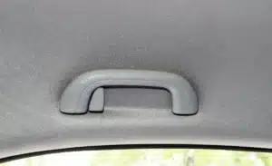 Voici l'utilité exacte des poignées situées au-dessus des portes de votre voiture