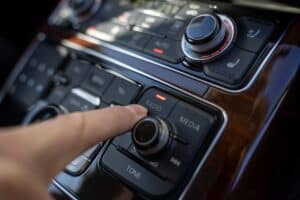 Radios : Tesla et BYD suppriment la FM, les stations réclament une loi