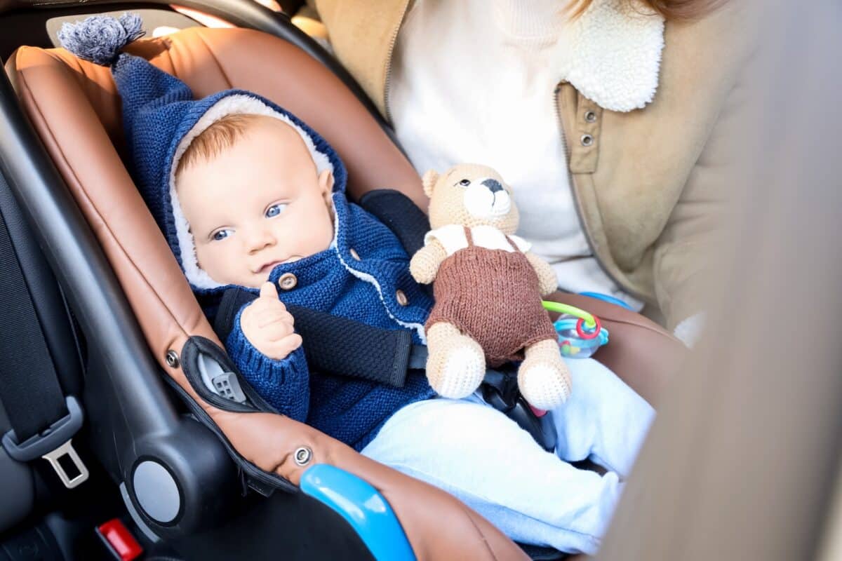 sieges-auto-thule-lance-connectes-integration-carplay-android-auto