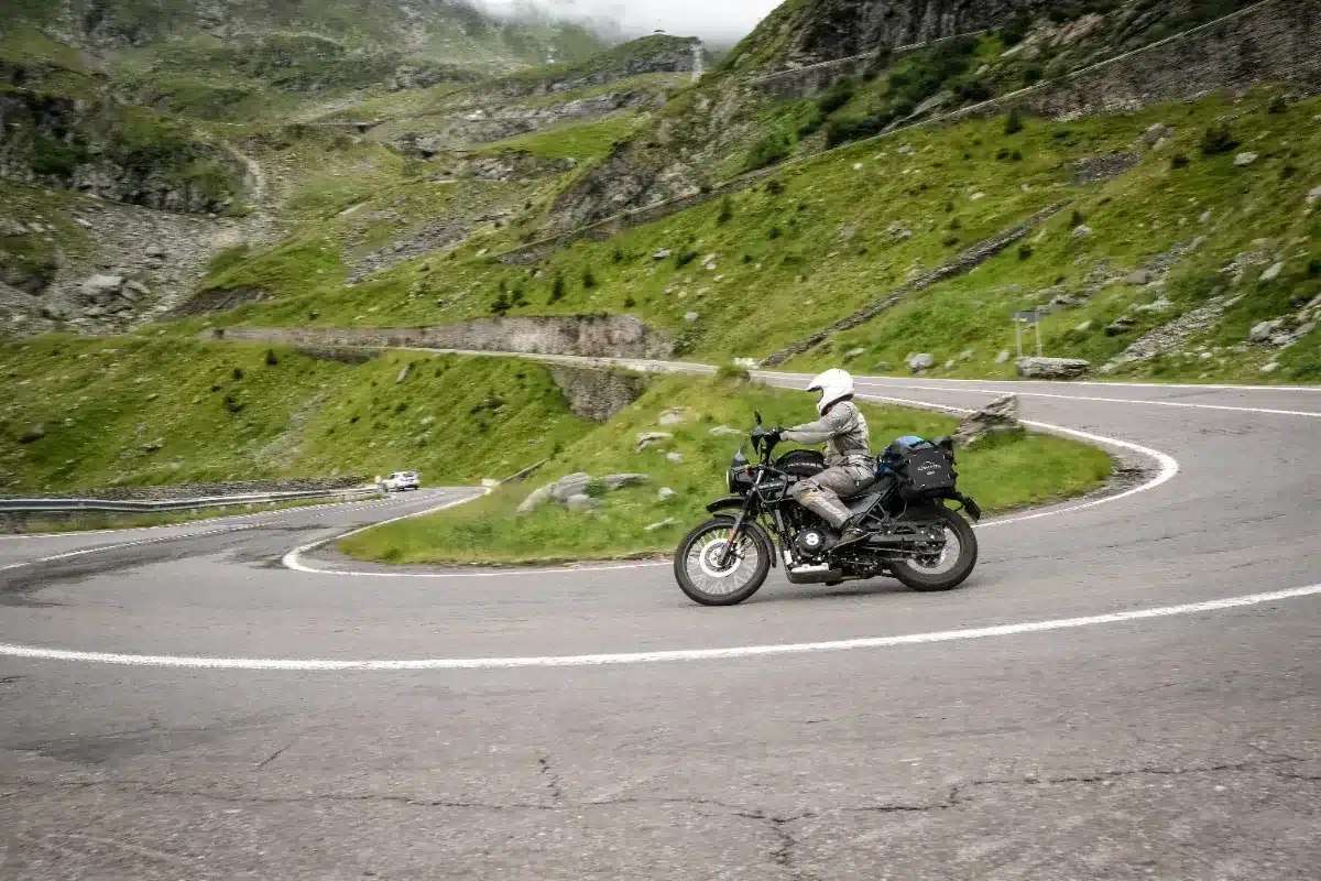 436 km sans recharger : cette moto électrique accessible avec un simple permis B vient de réaliser un exploit que personne n'attendait en France