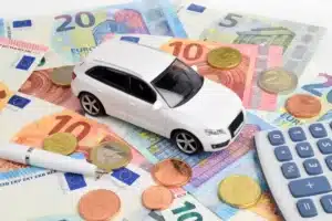« 910€ par an juste pour rouler » : cette nouvelle vignette auto que beaucoup de conducteurs découvrent avec stupeur fait débat