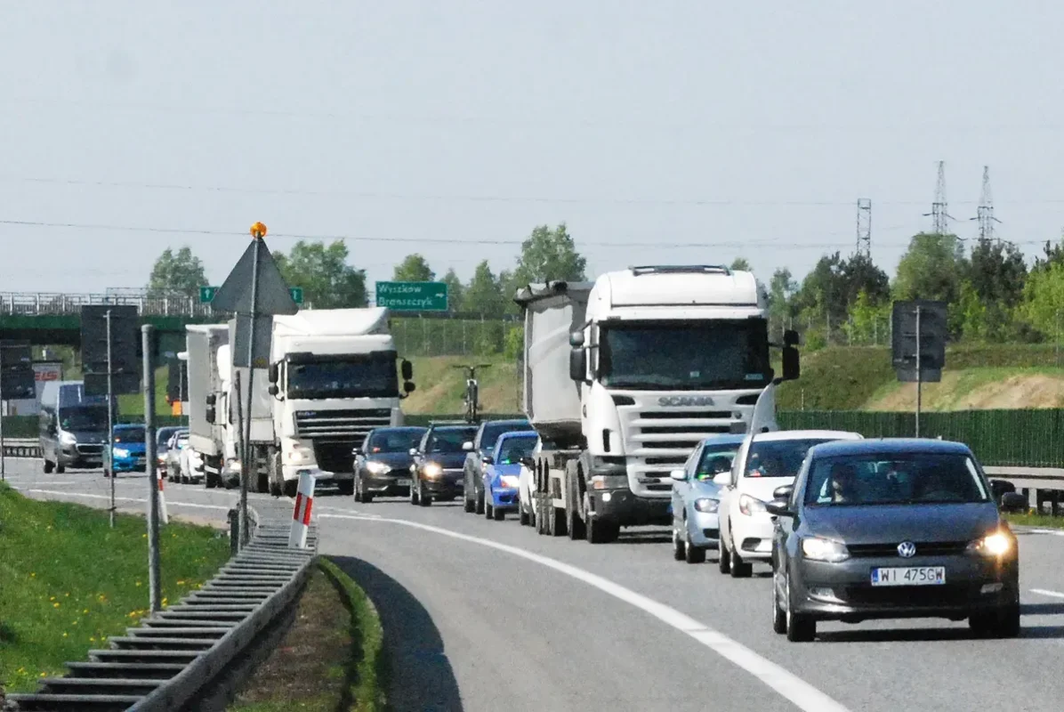 Ces braqueurs sautaient sur les camions en pleine nuit sur l'autoroute : la police a filmé leur technique avant de les piéger