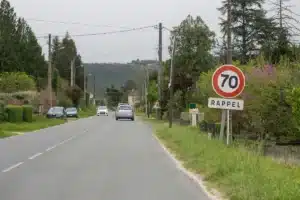 Il place un faux panneau 70 sur une route limitée à 50 : en trois jours, plus de 400 automobilistes tombent dans le piège et la mairie découvre le pot aux roses