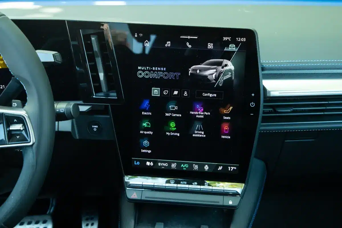 « Je l'appuie avant même de démarrer » : ce bouton discret sur les Renault et Dacia désactive les aides à la conduite que Bruxelles vous impose