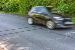 « Je les installe depuis 15 ans et personne ne sait vraiment ce que je mesure » : un agent des routes révèle le rôle exact des câbles noirs
