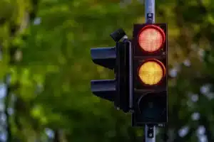 « Je pensais bien faire » : un automobiliste découvre la nouvelle règle du feu tricolore qui entre en vigueur le 1er octobre