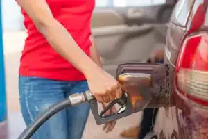 « Je pensais juste faire des économies » : rouler au rouge, cette pratique qui séduit les conducteurs, peut coûter bien plus cher que le plein