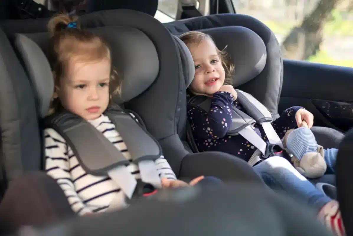 « Je pensais que mes genoux suffisaient » : plus d'un enfant sur quatre roule sans siège-auto en 2026