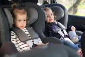 « Je pensais que mes genoux suffisaient » : plus d'un enfant sur quatre roule sans siège-auto en 2026