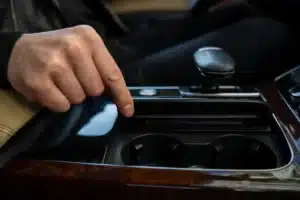« Je pose toujours ma clé dans le porte-gobelet » : cette habitude que les mécaniciens recommandent en secret peut vous éviter une panne coûteuse